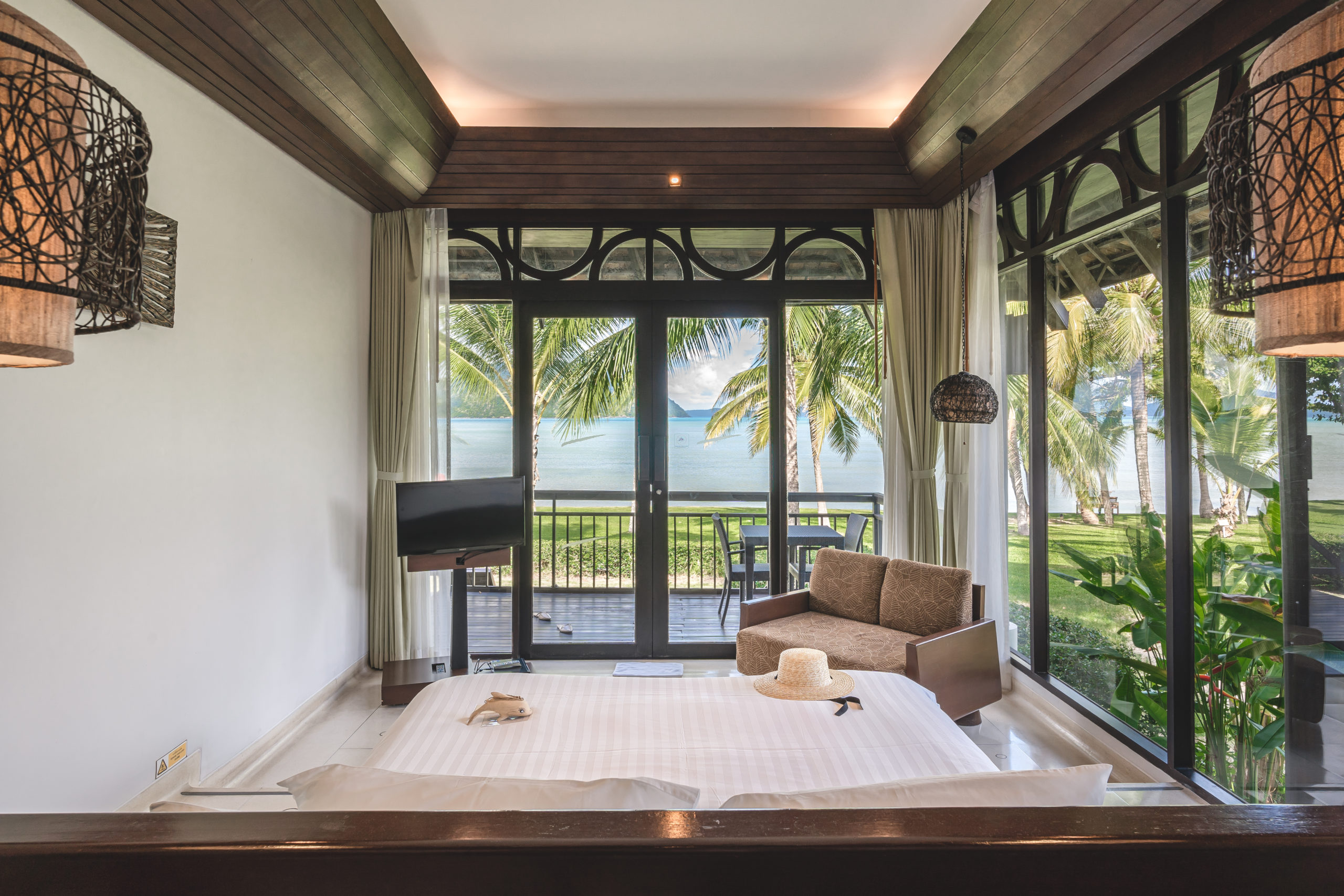 01_Deluxe Beachfront Villa (Bedroom) The Vijitt Resort Phuket (2)